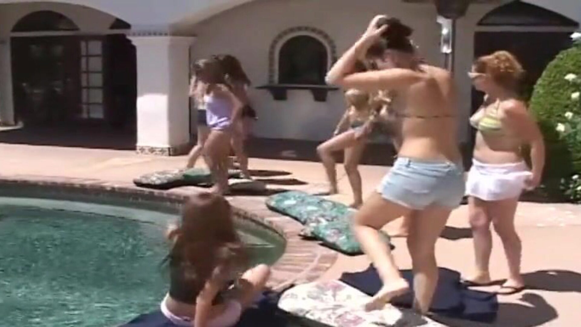 Lesbenorgie in einem Pool