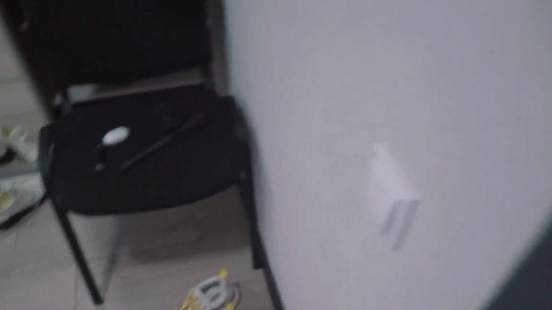 パパは彼が来ることを期待していなかった娘を残酷にファックします義理の娘は家に一人で残され、誰も見ていない間に彼女の猫をジャックオフすることに決めましたが、パパは男が彼女を懲らしめることを決めたと思ったよりも早く仕事から戻った彼のかさばるウィニー