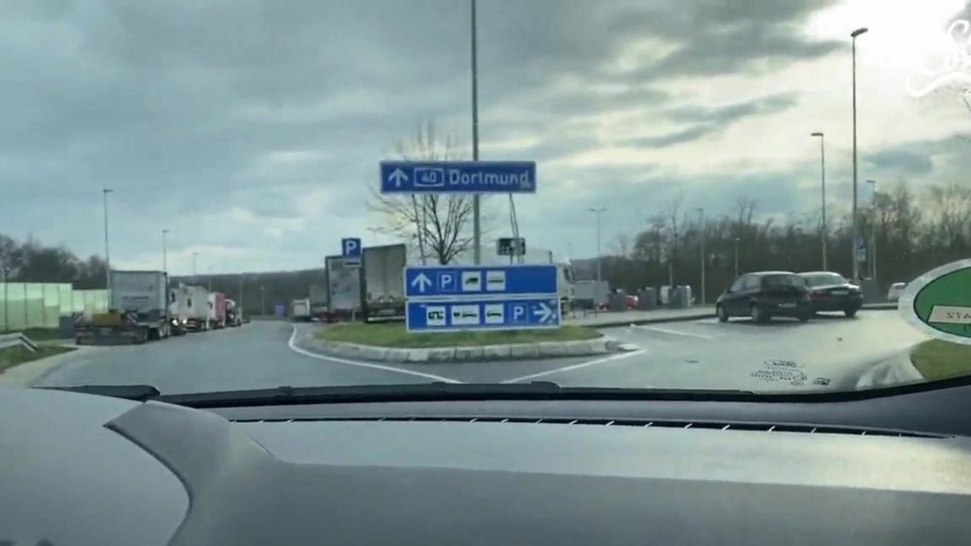 majku s autoceste koju bih volio zajebati - vozači kamiona čavlima izbijaju iz jebene gume