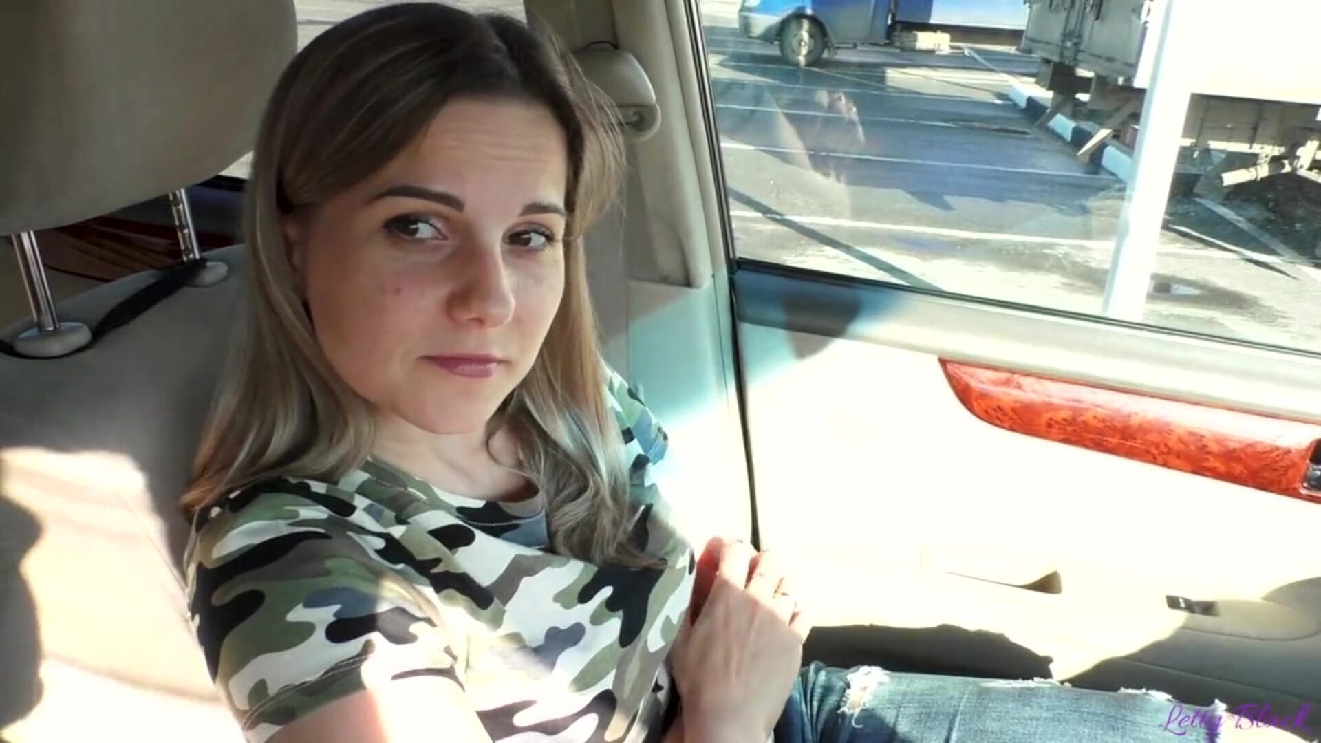 secretaria y jefe - mamada pública de fantasía en el auto en el estacionamiento de ikea