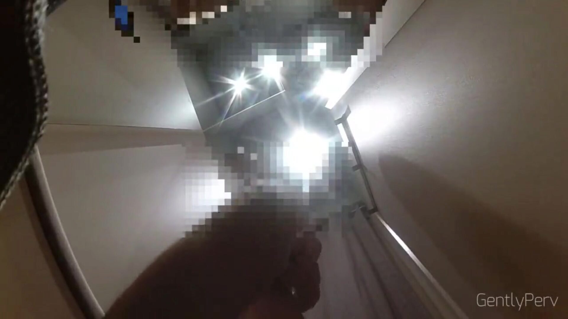 kleedkamer flash part1. la signora non riesce a smettere di guardarmi.