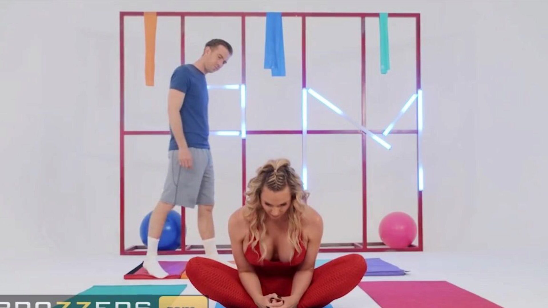 brazzers - kurvige Phoenix Marie nach dem Yoga hatte einen tollen Analsex