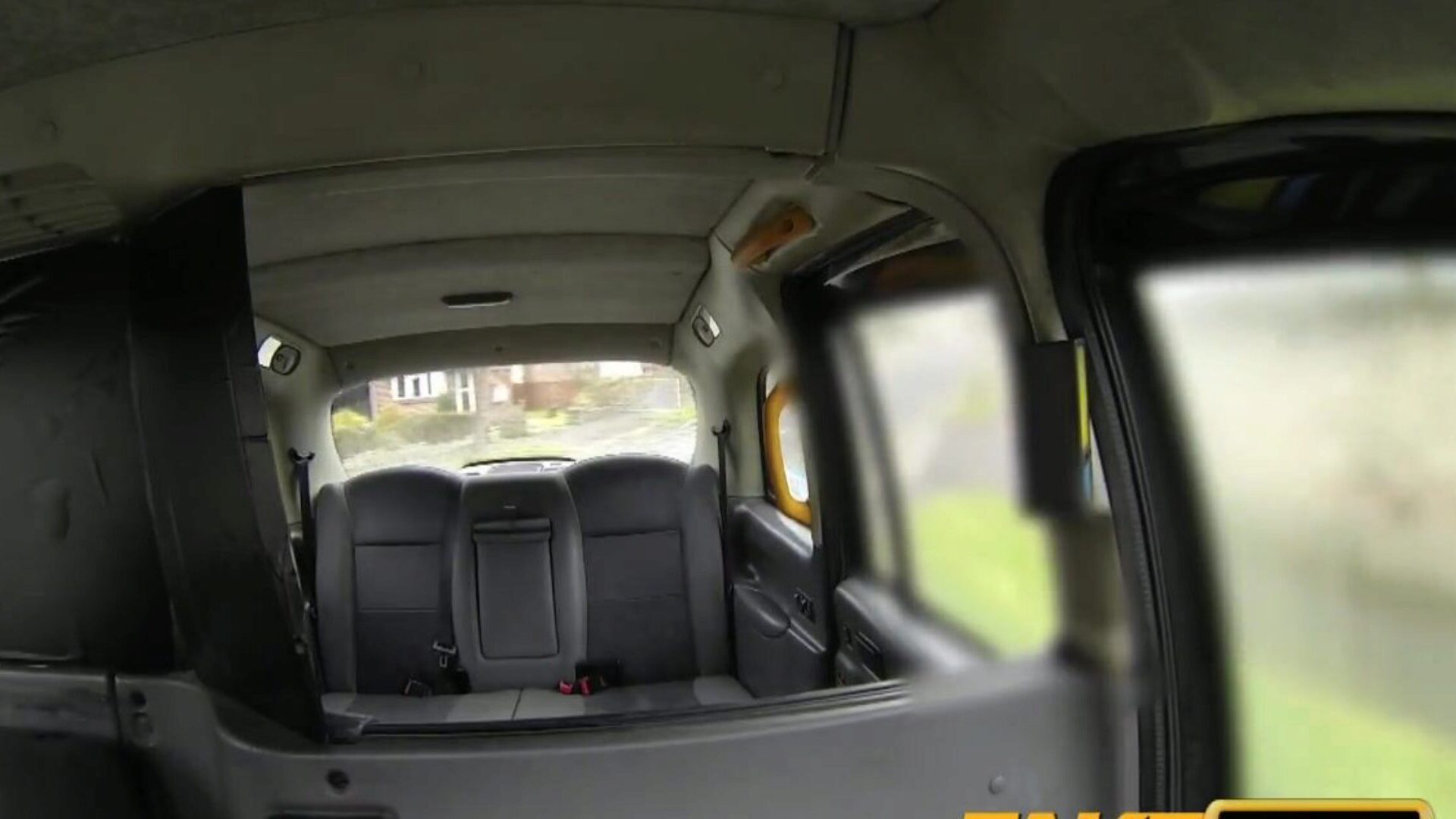 FakeTaxi sexy brunette valt voor taxi charme