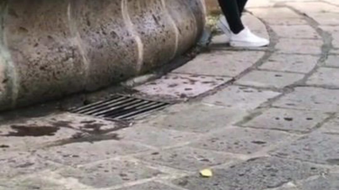 Geld für Sex, mexikanischer Teenager auf der Straße wartet auf ihren Freund und ich bezahle sie! Arsch in der Öffentlichkeit.