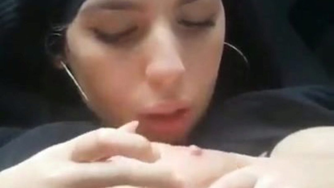 Hijab Arab Fellates hinten im Auto