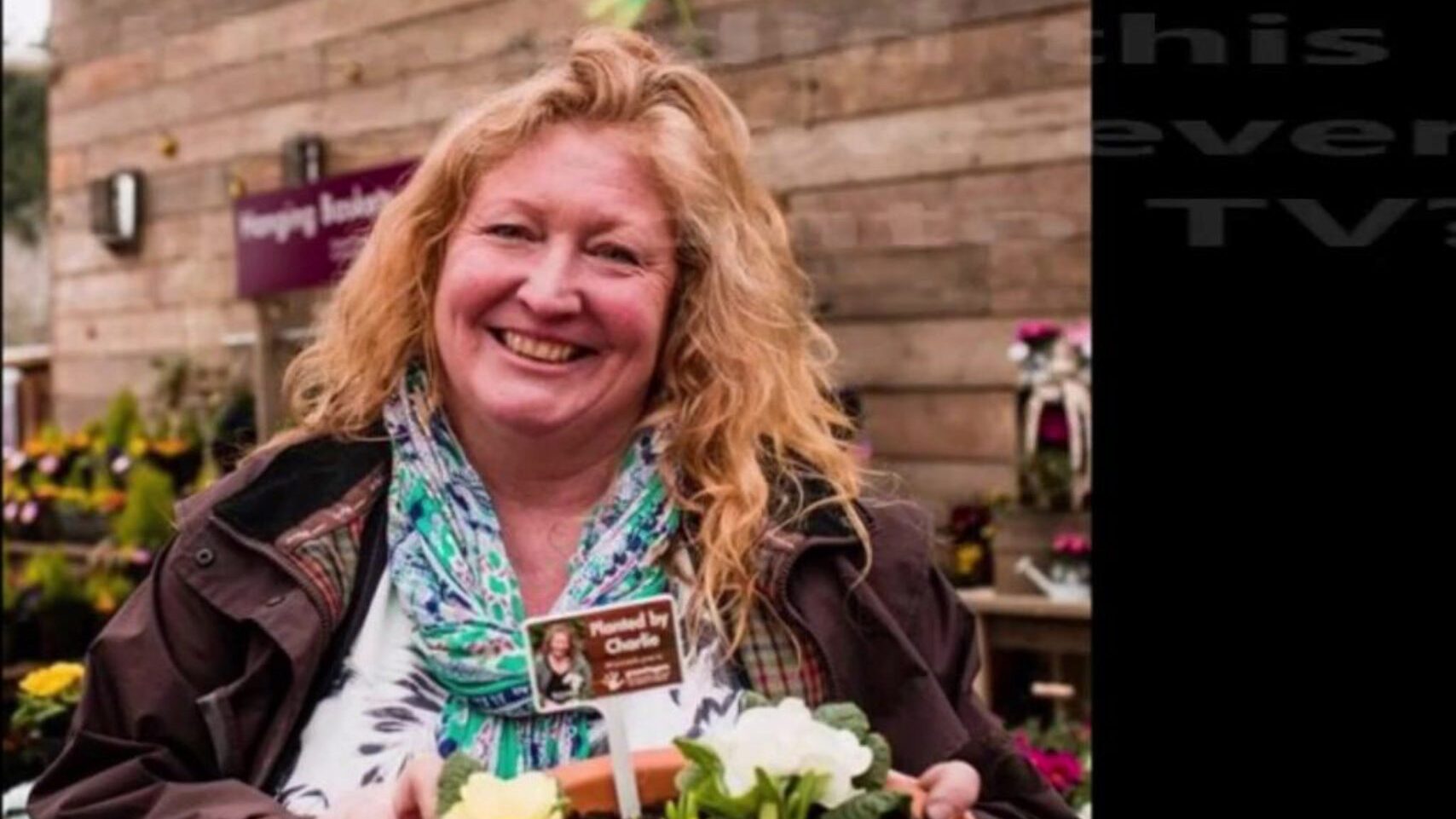 charlie dimmock μια κυρία που έκανε μια καριέρα στην τηλεόραση από το να αναβοσβήνει τις θηλές της και να κάνει ταχυδακτυλουργίες με ελεύθερα σουτιέν