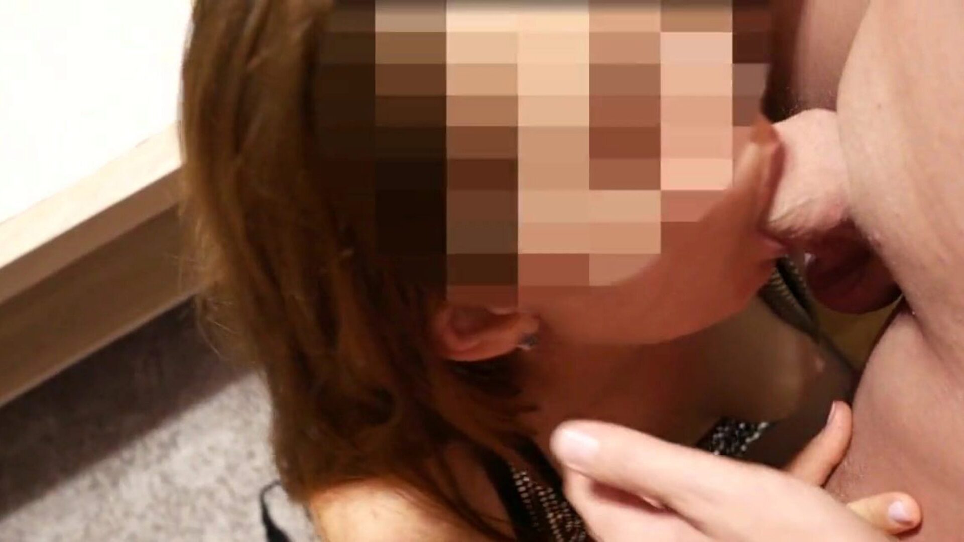 moglie succhia amante e marito e amante la prendono alla pecorina lei sta inghiottendo il suo amante e me e poi quel ragazzo inizia a sbattere il suo stile posteriore per continuare ...